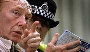 A man who can't find his way asks for assistance from a policewoman as streets are closed after the bomb blasts between Russell Square and King's Cross